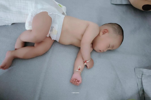汕头宝宝拍嗝的正确方法